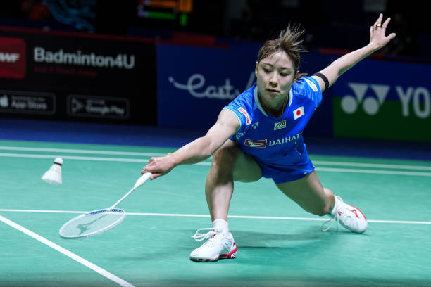 羽毛球标准发球动作详解：从握拍到击球