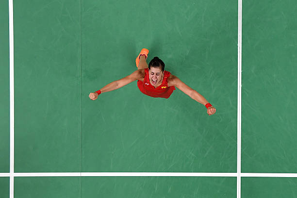 羽毛球发球常见错误图解：纠正动作提升稳定性