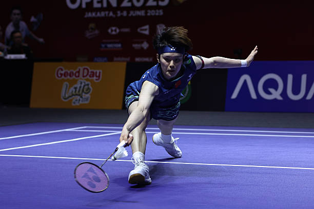 国际羽联规定：羽毛球场标准尺寸及划线要求