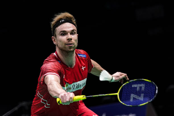 如何选择符合比赛标准的羽毛球?关键指标一览