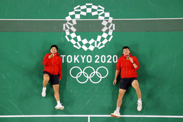 羽毛球裁判手势图解:如何正确判罚发球违例?