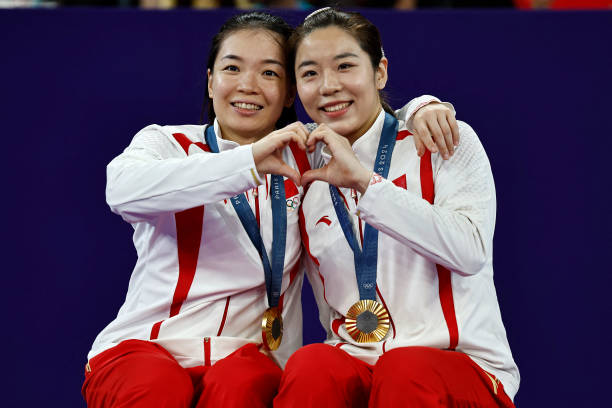 发球就得分！羽毛球发球规则与战术运用教学