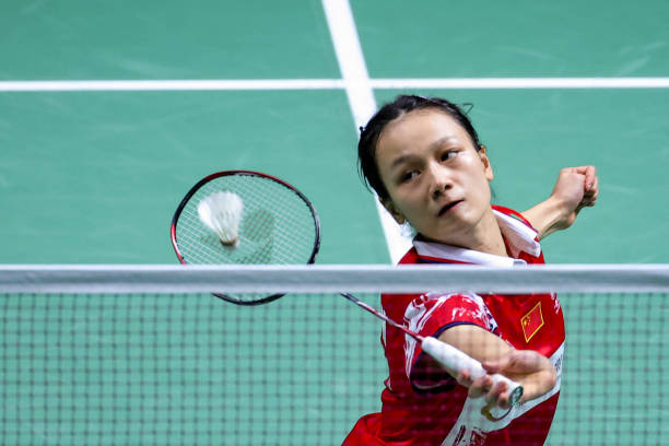 羽毛球单打和双打的装备选择有什么不同?