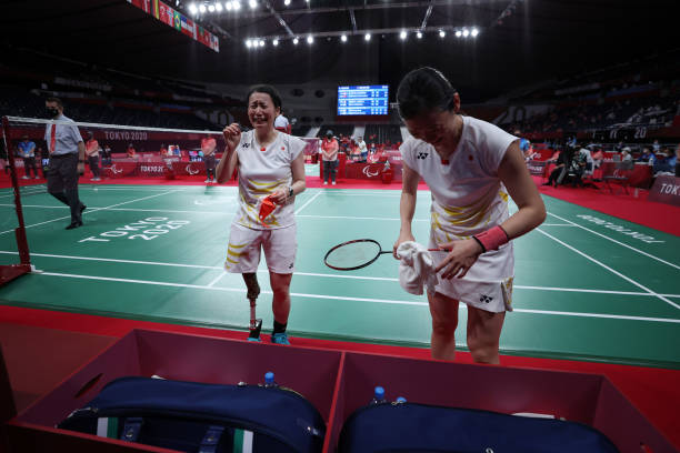 羽毛球单打发球区域图解：边线、中线与短发球线详解