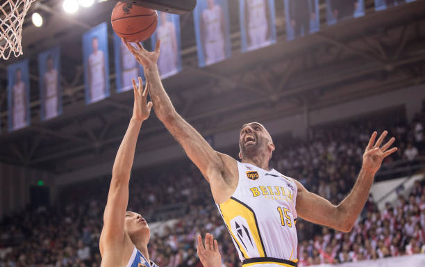 西部决赛球迷热议：社交媒体上的热门话题与观点