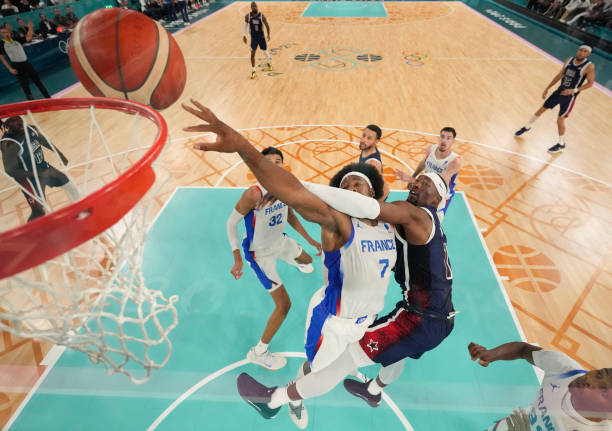 篮球规则和篮球规则解释图中的更新与变化：适应现代篮球发展