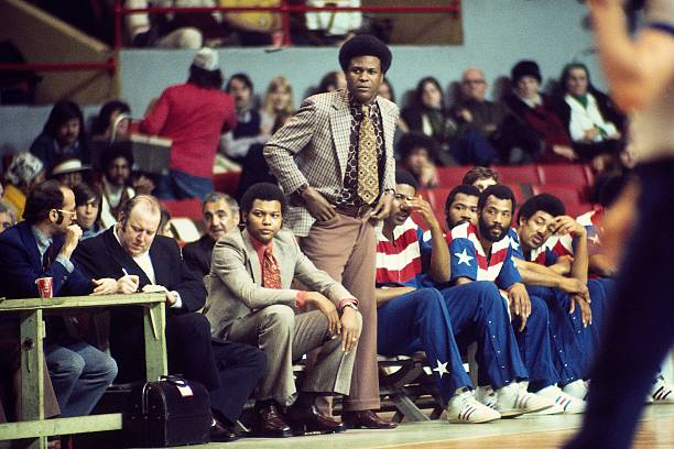 布克完美助攻零失误，艾顿15分助球队稳操胜券