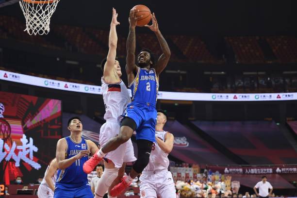 篮球场地的材质与尺寸标准:室内与室外场地的差异