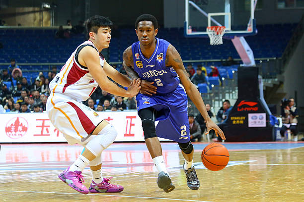 篮球规则解读：12号手势背后的犯规类型