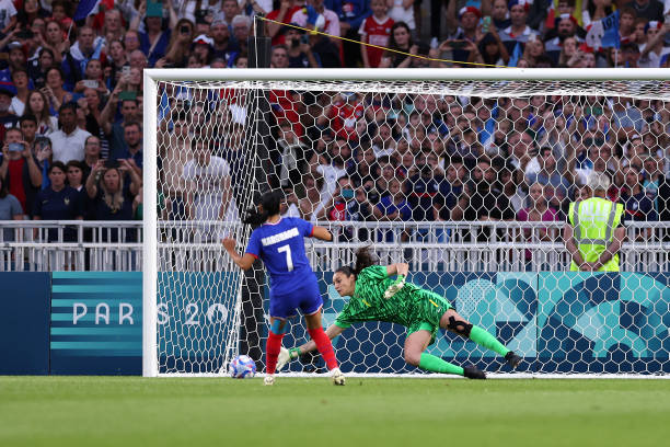 球在空中划出的弧线 - 富有诗意，聚焦射门瞬间的动态美。