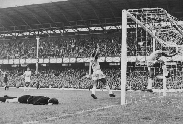 看图说话：踢足球的精彩瞬间