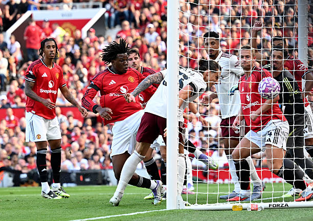 点球规则冷知识：门将扑出底线是否触发角球？