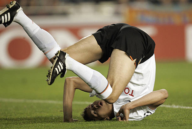 争议！法甲关键战因转播纠纷延期，球迷抗议要求解决方案