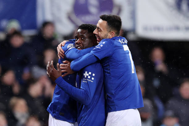 从数据看胜负：足球比赛实时统计与趋势预测