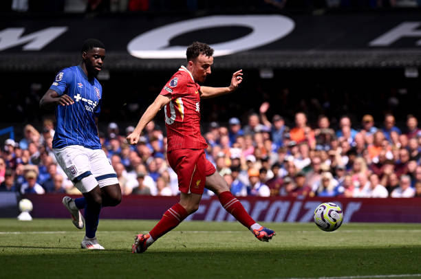 看图说话练习:三个男孩的足球比赛