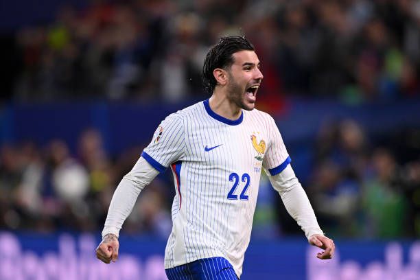 欧冠历届淘汰赛比分记录：强强对话与冷门时刻