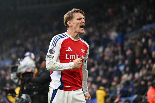 谁为法甲联赛的回放提供法语解说？