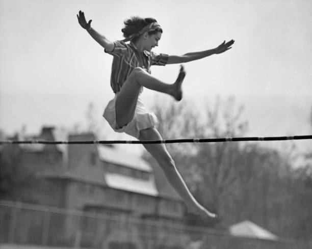 提出一个有争议的话题，引发读者兴趣和思考