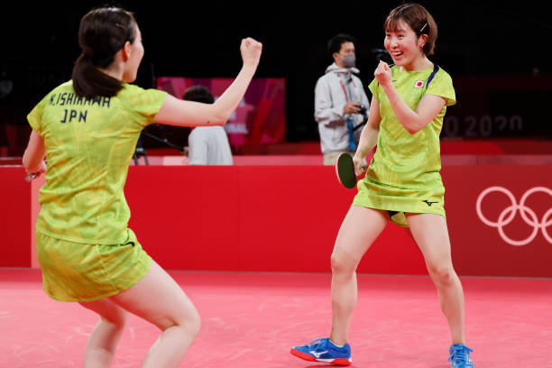 周敏力克强敌，勇夺乒乓球比赛冠军