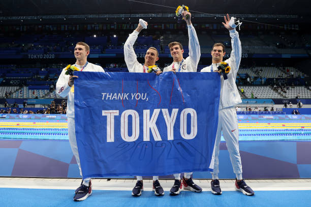 为什么专家推荐游泳作为青少年的首选运动？