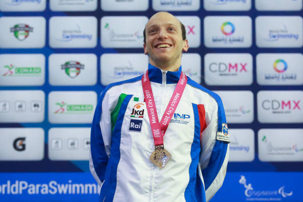 水上争霸：混合泳接力赛的团队协作