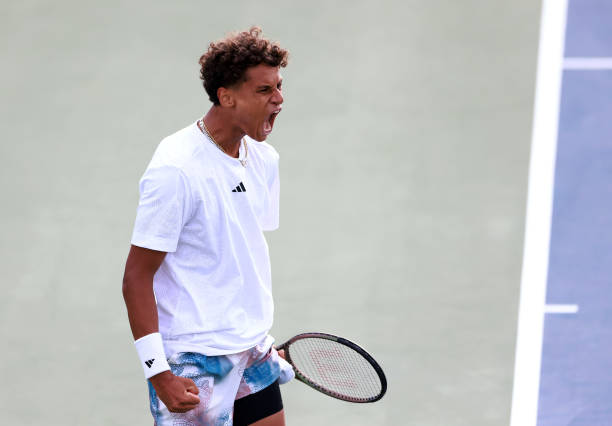 户外网球场标准尺寸全解析:长度、宽度与净空要求