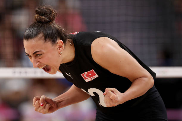 排球场地标记线的作用:进攻线与限制区详解