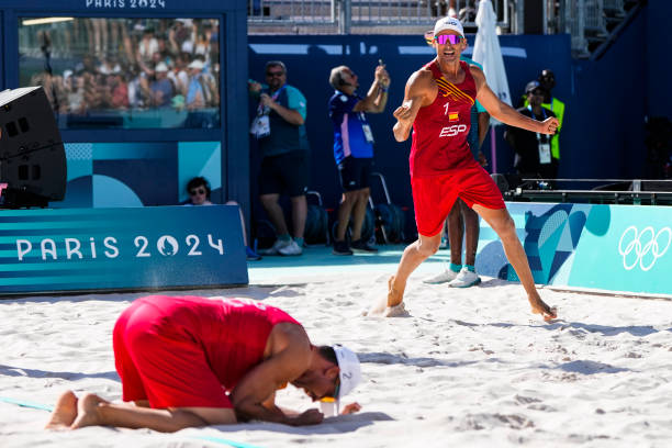 如何掌握排球比赛中的基本动作：从垫球到二传