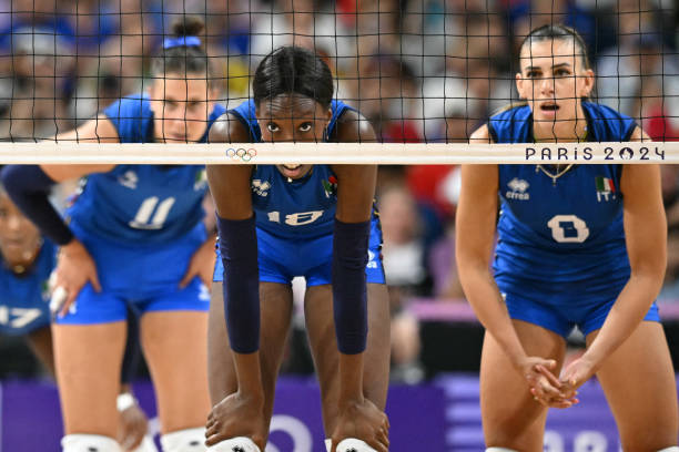 室内排球防守动作的关键技巧