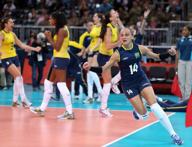 排球比赛规则：上场人数错误如何处理？