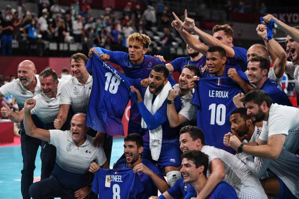 排球场地规格与裁判、队员位置分布图