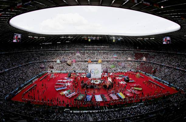 中国男篮世界杯12人名单出炉，易建联领衔出战